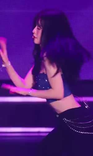 오마이걸 아린 콘서트 섹시 튜브탑 슬랜더 몸매