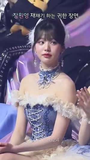 재채기 하는 아이브 장원영.mp4