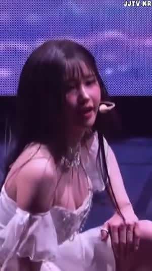 프로미스나인 송하영 화이트 오프솔더 틈