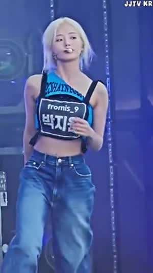 리허설 화장기 없는 얼굴 프로미스나인 박지원 원 오프솔더 크롭탑 청바지