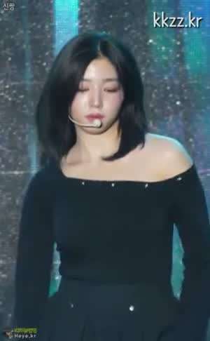 내려간 어깨 흔들리는 트리플에스 박소현