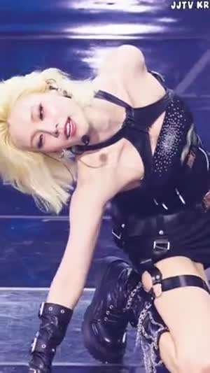 ITZY 예지 가죽 하네스 민소매 금발 겨드랑이