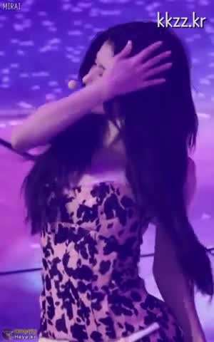 파인 틈 보이는 트와이스 사나