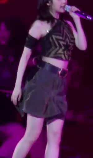 꿀렁이는 춤신춤왕 아이유 현란한 골반