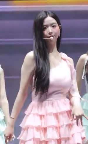 빙글 도는 트리플에스 김채연 순간포착