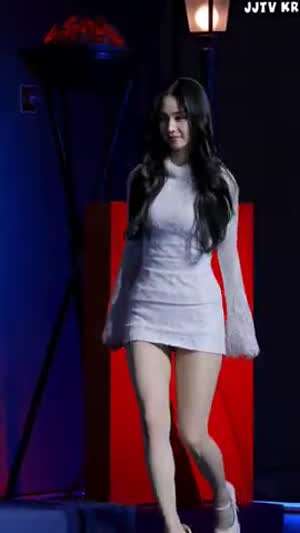 에스파 카리나 화이트 미니스커트 뽀얀 피부 각선미