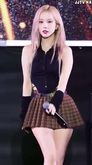 비비지 은하 홀터넥 민소매 블랙 셔츠