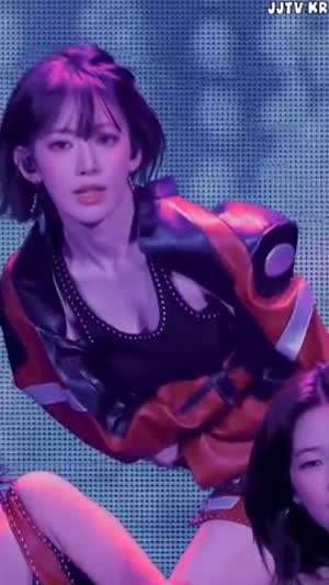 팔짱끼고 숙이는 르세라핌 사쿠라 블랙 나시