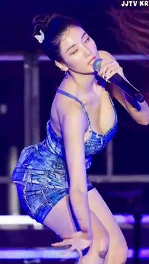 청페이팅 크롭나시 숙여주는 권은비 1황의 품격