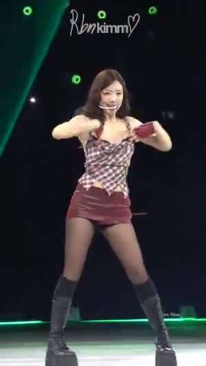 트와이스 나연 캐나다 콘서트 버건디 가죽 치마