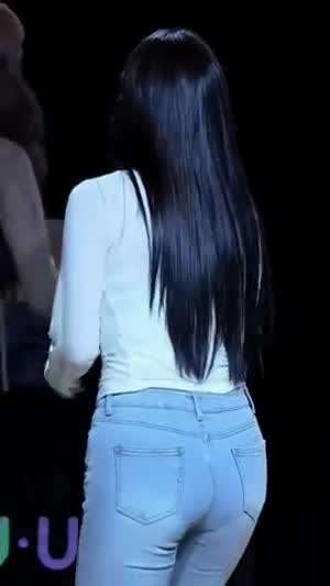 심플한 흰티 청바지만 입어도 무빙이 남다른 트리플에스 김채연