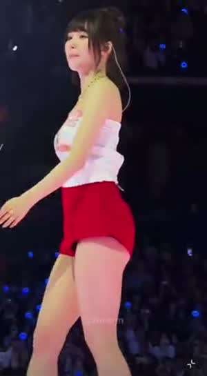 바로 아래에서 본 빨간 핫팬츠 히메컷 트와이스 사나