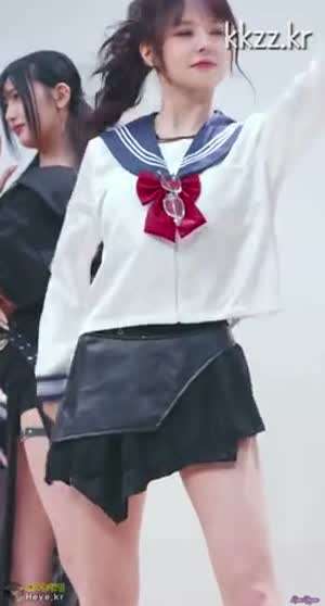 에버글로우 이유 세라복 찰랑 치마 검정 속바지.mp4