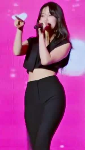 프로미스나인 백지헌 밀착 스판바지 몸매