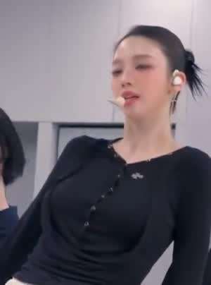 에스파 카리나 안무 연습 얇은 검정티 사복 묵직한 가슴 출렁.mp4