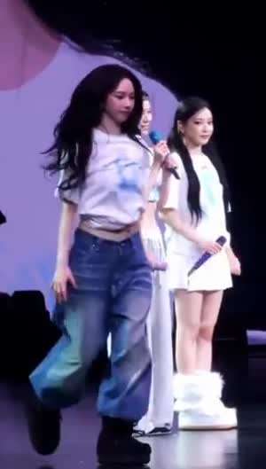 살랑살랑 뛰어오는 흰티에 청바지 에스파 카리나 바운스