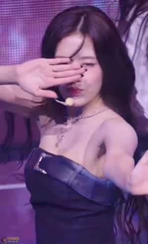 아이브 안유진 블랙 오프숄더 원피스 시원한 겨드랑이