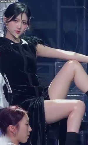 [아이브] 가을 일품 허벅지 라인 ㄷㄷ..gif