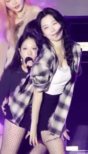 체크 남방 속 흰나시 은은한 매력 프로미스나인 백지헌