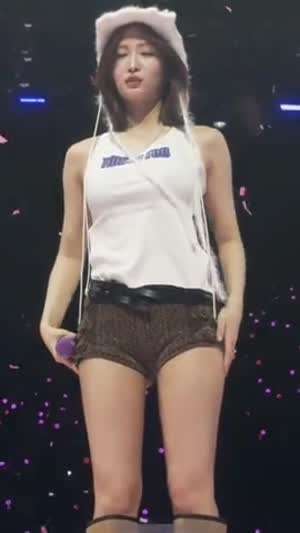 옆구리 보여주는 트와이스 모모 팬서비스