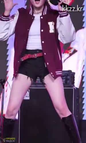 바닥에 앉는 피프티피프티 아테나