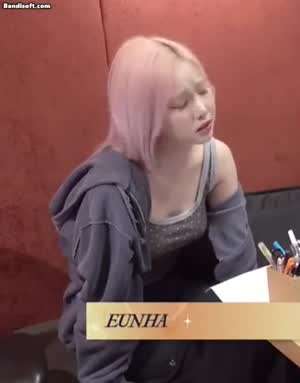 [비비지] 녹음하는 은하... 민소매 볼륨감..gif