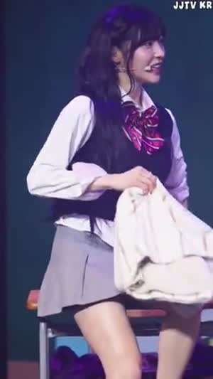 클라씨 형서 교복입고 책상에 걸터 앉는 다리꼰 허벅지 엉밑.mp4