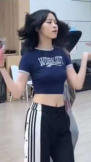 배꼽 드러낸 남색 크롭티 몽글몽글한 무빙 있지 류진.mp4