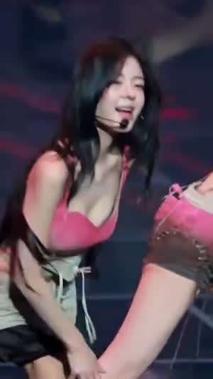 [있지] 리아 핑크 그라디에이션 코르셋 숙이는 가슴골 틈새 .mp4