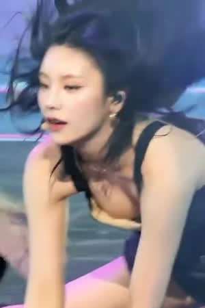 검정 란제리룩 있지 예지 바닥 짚는 안무 가슴골.mp4