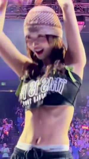 골무비니 쓴 모모...두팔 들다가 검정색 튜브탑 언더붑.mp4