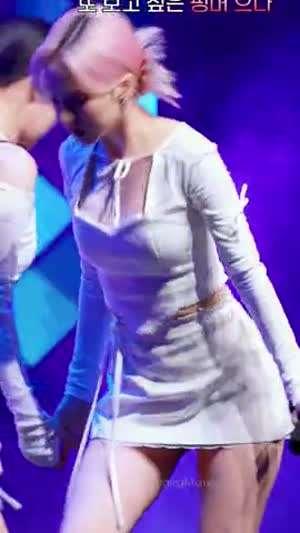 깊게 숙이며 웨이브 타는 비비지 은하 아찔한 가슴골.mp4