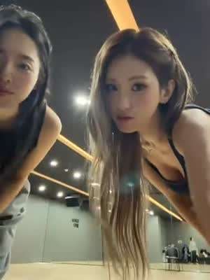 검정 나시 가슴골 전소미...츄리닝 내려서 자주빛 야한 팬티끈.mp4