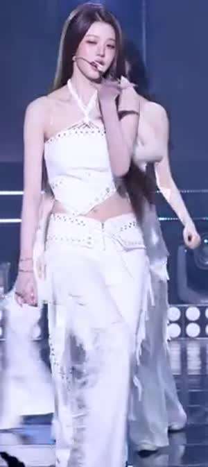 장원영 화이트 X자 홀터넥 의상 겨드랑이 개미허리 배꼽.mp4