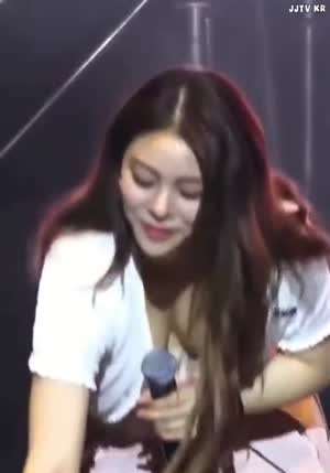 예의 바르게 인사하는 에일리 숙여주는 가슴골.mp4