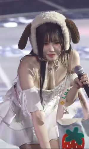 프로미스 송하영 팬서비스 숙인 가슴골.mp4