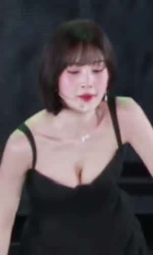 레드벨벳 조이 단발 머리 블랙 나시 가슴골.mp4