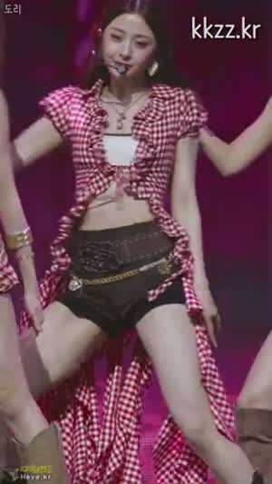 핫팬츠에 속바지 르세라핌 허윤진