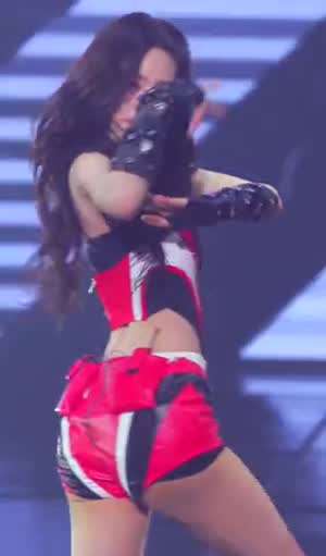 가죽 홀터넥 바디수트 빨간 핫팬츠 ITZY 유나 슬림 몸매