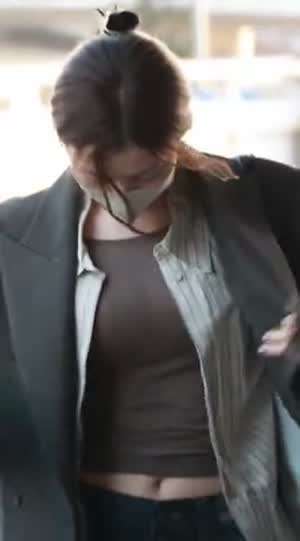 자켓속 살짝 비치는 크롭티 공항패션 트와이스 사나