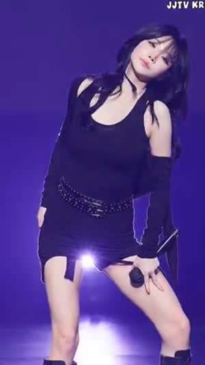 트리플에스 김나경 블랙 나시 원피스 다리 사이로 비치는 후광