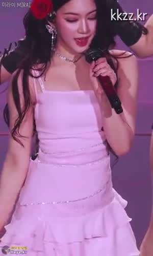 머리에 장미 꽂은 스테이씨 아이사