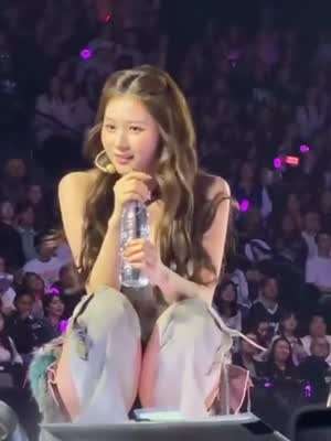 물병 안으로 들어간 빨대 보고 놀란 트와이스 사나 ㅋㅋ