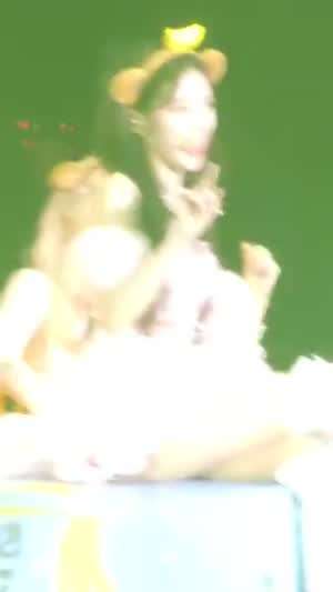 테이블 위에 올라간 바나나원숭이 오마이걸 아린 흰 속바지