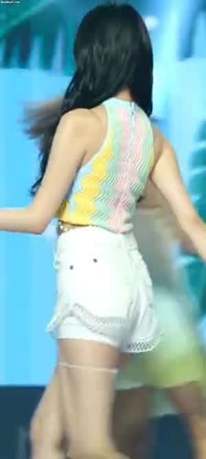 프로미스나인 백지헌 흰팬츠 뒤태 허벅지