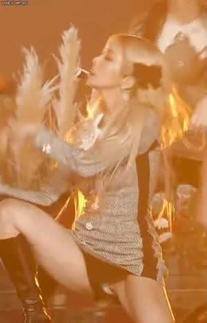 아이즈원 리더시절 권은비 바닥안무하다가 검속 틈새 흰 팬티(?) 노출.mp4