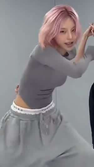 긴팔 회색옷 입고 챌린지 찍는 ITZY 예지