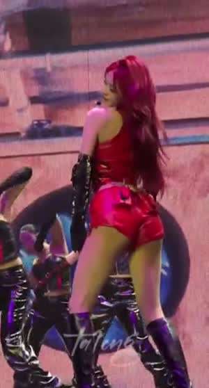 ITZY 유나 에나멜 가죽 핫팬츠 뒤태