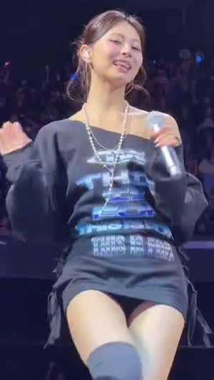 바로 앞에서 본 한쪽 어깨 내린 짧은 원피스 트와이스 쯔위 미모