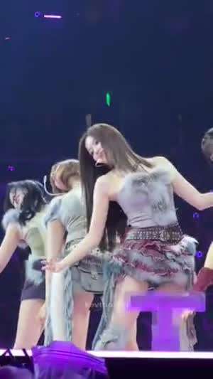 생동감 넘치는 털 코르셋 의상 트와이스 사나